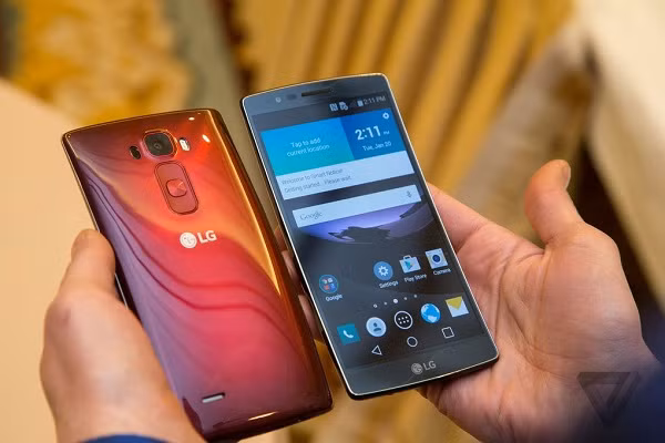 LG G Flex 2 từng là một trong những chiếc smartphone dị nhất từng được LG ra mắt, với màn hình cong và mặt lưng tự động "lành lại" khi xuất hiện các vết xước nhỏ.