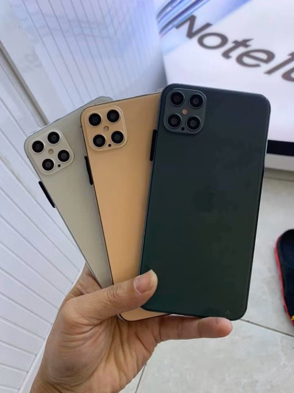 Một số người đã đăng tải công khai bán những chiếc iPhone 12 Fake này với gia chỉ vài triệu, thấp hơn rất nhiều so với giá của phiên bản thực tế. Cụ thể, những chiếc iPhone 12 Fake này có đủ các phiên bản từ iPhone 12, iPhone 12 Pro đến iPhone 12 Pro Max.