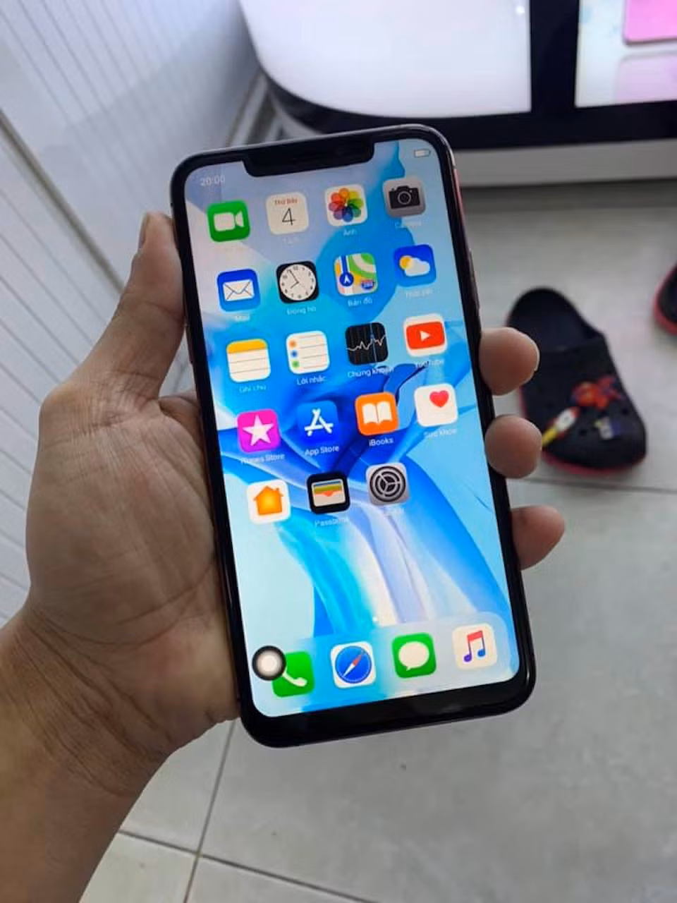 Tuy nhiên iPhone 12 hàng fake cực ''thô'' này lại khiến dân tình cười bò bởi mặt sau là iPhone nhưng mặt trước là màn hình ''tai thỏ'' và phần viền phía dưới khá dày như một số điện thoại Android.