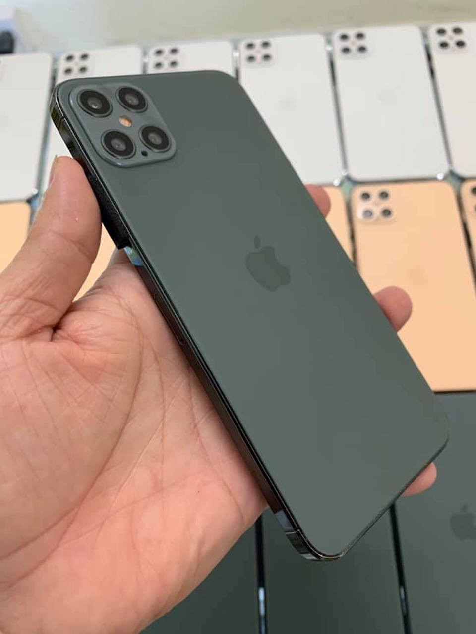 Máy cũng có ngoại hình được thiết kế vuông vức, trông giống như iPhone 4, mặt lưng kính sở hữu đến 4 camera cùng logo ''Táo Khuyết'' đặt ở giữa thiết bị.