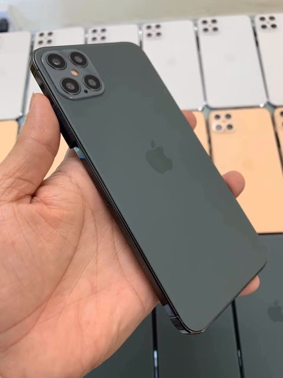 Máy cũng có ngoại hình được thiết kế vuông vức, trông giống như iPhone 4, mặt lưng kính sở hữu đến 4 camera cùng logo ''Táo Khuyết'' đặt ở giữa thiết bị.