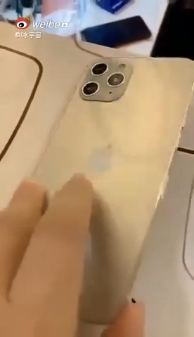 "Nhìn xấu quá, Apple không thể làm một iPhone xấu như vậy. Nhìn mặt lưng của nó xem, độ hoàn thiện còn thua iPhone 5 ra mắt cách đây 8 năm trước'', "Cụm camera thô quá", cư dân mạng bình luận. Sau khi bị cộng đồng mạng "bóc", chủ nhân của video thừa nhận đây chỉ là bản nhái, không phải hàng thật.