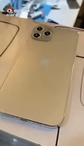 Trong video dài 14 giây, thiết bị được cho là iPhone 12 có màu vàng, mặt lưng dạng kính đục, khung viền vuông vức tương tự nhiều tin đồn trước đó. Đi kèm là tuỳ chọn màu trắng cùng cụm 3 camera ''siêu to khổng lồ'' tương tự thế hệ tiền nhiệm.