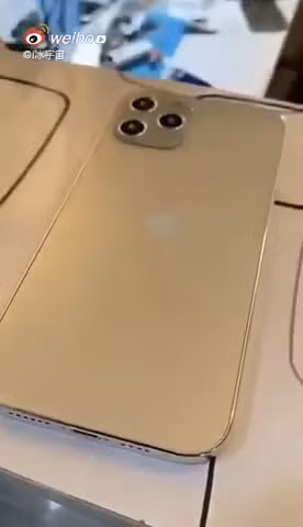 Trong video dài 14 giây, thiết bị được cho là iPhone 12 có màu vàng, mặt lưng dạng kính đục, khung viền vuông vức tương tự nhiều tin đồn trước đó. Đi kèm là tuỳ chọn màu trắng cùng cụm 3 camera ''siêu to khổng lồ'' tương tự thế hệ tiền nhiệm.