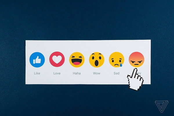 Facebook thử nghiệm trên 700.000 người dùng trong khoảng một tuần vào năm 2012 để xem việc hiển thị nội dung tích cực hay tiêu cực trên Facebook có ảnh hưởng đến tâm lý của họ không. Và ngay khi biết được điều này, người dùng Facebook tỏ ra vô cùng phẫn nộ.