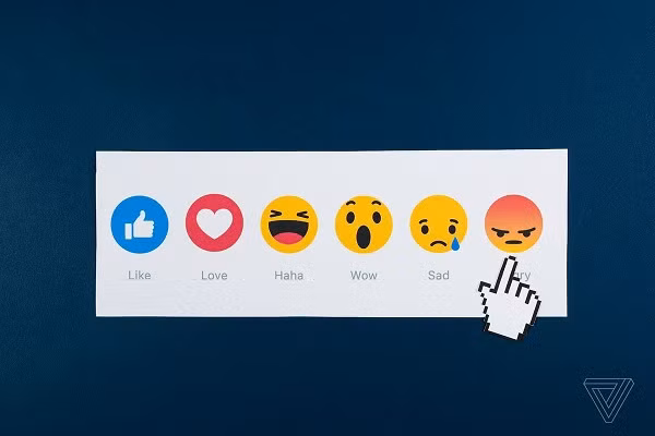 Facebook thử nghiệm trên 700.000 người dùng trong khoảng một tuần vào năm 2012 để xem việc hiển thị nội dung tích cực hay tiêu cực trên Facebook có ảnh hưởng đến tâm lý của họ không. Và ngay khi biết được điều này, người dùng Facebook tỏ ra vô cùng phẫn nộ.