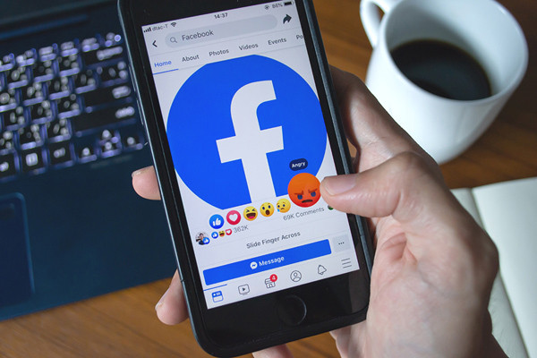 Facebook nói với người dùng số điện thoại của họ được sử dụng cho mục đích bảo mật, thực ra, những dữ liệu này đã bị sử dụng vào mục đích quảng cáo. Kết quả là, Facebook đã phải chịu án phạt tới 5 tỉ USD, lớn nhất trong lịch sử các án phạt làng công nghệ Mỹ từng chứng kiến.