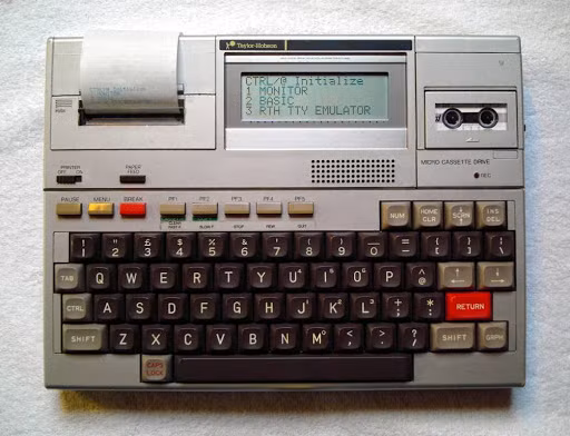 Epson HX-20 là máy tính xách tay đầu tiên trên thế giới. Ra mắt vào năm 1982, chiếc máy tính này gồm một bàn phím, một màn hình LCD, một máy in và chỗ sạc điện.