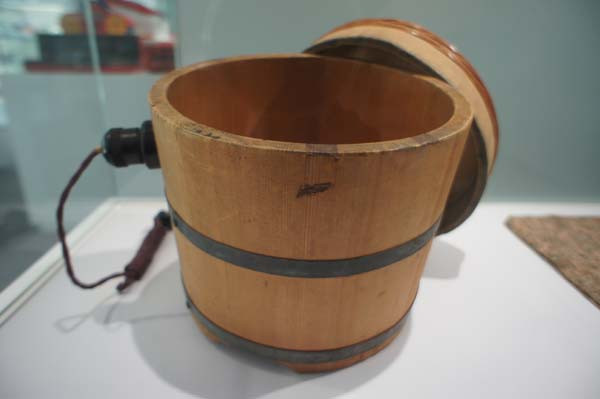 Khó mà tin được rằng đây là nồi cơm điện đầu tiên của loài người, được Sony ra mắt vào năm 1945.