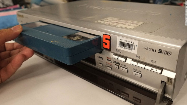 Hệ thống đầu băng VHS được ra đời tại Nhật Bản vào năm 1976, là một phát minh vô cùng sáng tạo vào thời điểm đó. Thiết bị này cho phép người xem TV có thể ghi lại các chương trình và chạy băng VHS.