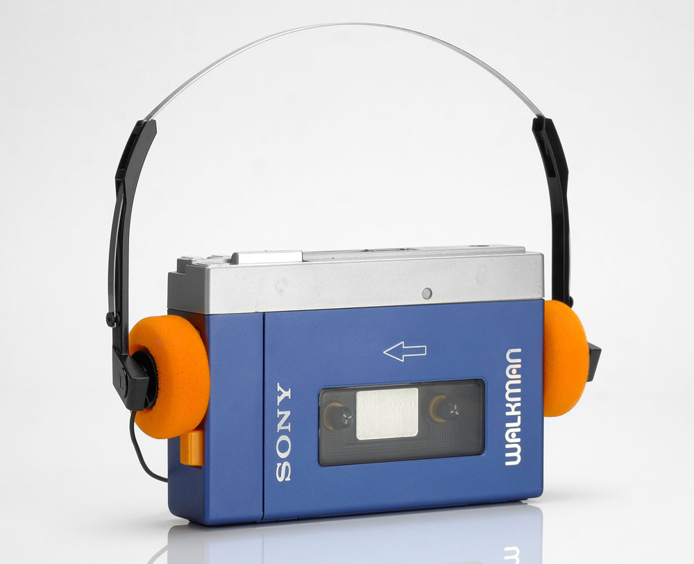 Không thể phủ nhận máy nghe nhạc Sony Walkman là phát minh tuyệt vời đã thay đổi cách con người nghe nhạc. Ra mắt vào năm 1979 và chỉ sau một tháng, tất cả các cửa hàng đều bán hết chiếc máy nghe nhạc này.