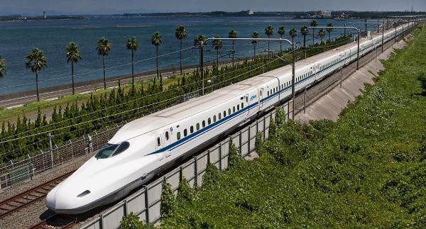 Đi đầu với những phát minh khoa học công nghệ phát triển nhất, không quá ngạc nhiên khi tàu cao tốc đầu tiên trên thế giới cũng là sáng tạo của Nhật Bản. Shinkansen là hệ thống tàu cao tốc có thể đạt tới vận tốc 400kmh.