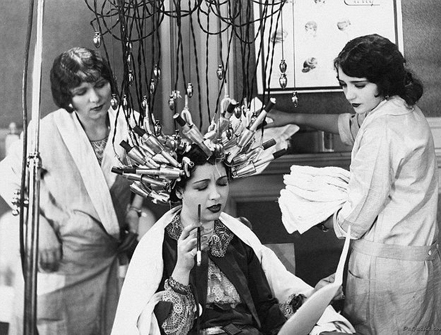 Một chiếc máy làm tóc khác cồng kềnh, nguyên mẫu của những chiếc máy làm tóc xoăn thời nay. Chị em sẵn sàng ngồi nhiều tiếng đồng hồ bên cỗ máy này để có một bộ tóc thời thượng.