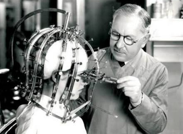 Khó mà tin được đây là một trong những cỗ máy làm đẹp của phụ nữ thế kỷ trước. Chiếc mũ kỳ lạ này được sáng chế bởi Max Factor vào năm 1930 với mục đích giúp chị em có thể trang điểm một cách chính xác đến từng... milimet.