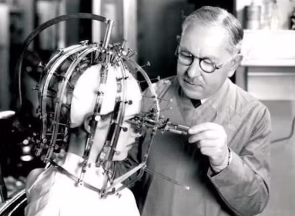 Khó mà tin được đây là một trong những cỗ máy làm đẹp của phụ nữ thế kỷ trước. Chiếc mũ kỳ lạ này được sáng chế bởi Max Factor vào năm 1930 với mục đích giúp chị em có thể trang điểm một cách chính xác đến từng... milimet.