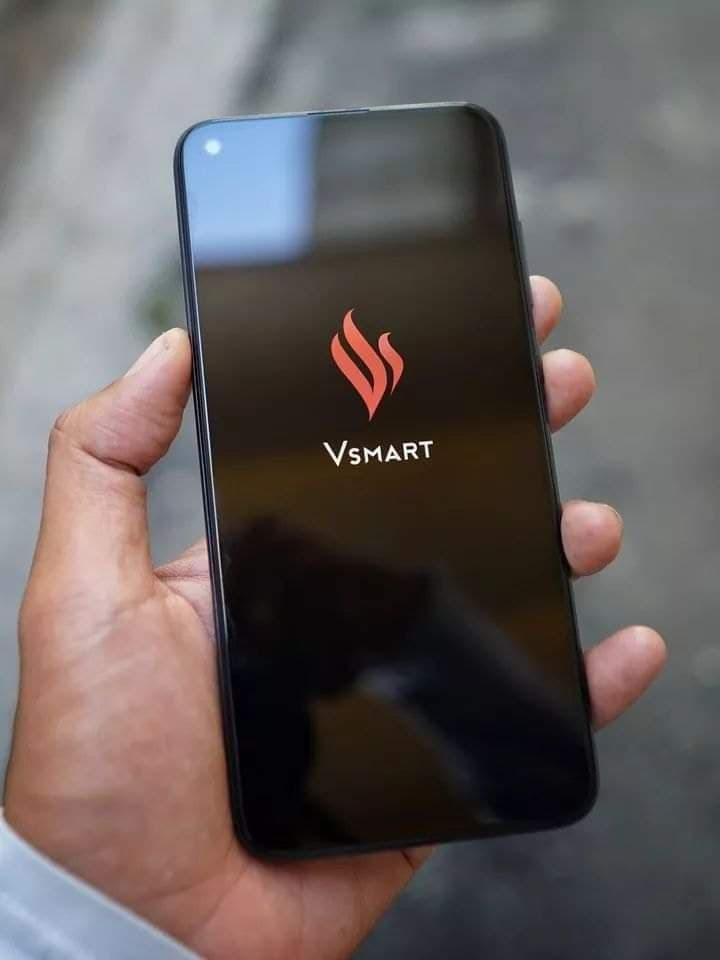 Sau loạt ảnh render bị rò rỉ từ vài ngày trước, mới đây, một số người dùng Facebook đã bất ngờ chia sẻ hình ảnh thực tế của Vsmart Live 4 màu đen lam ngọc cực đẹp, kèm theo thông số kỹ thuật của chiếc điện thoại này.