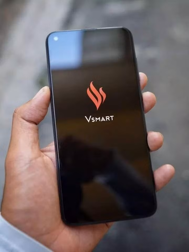 Sau loạt ảnh render bị rò rỉ từ vài ngày trước, mới đây, một số người dùng Facebook đã bất ngờ chia sẻ hình ảnh thực tế của Vsmart Live 4 màu đen lam ngọc cực đẹp, kèm theo thông số kỹ thuật của chiếc điện thoại này.