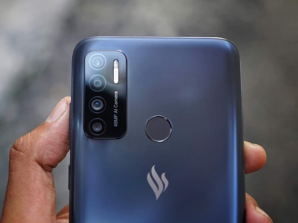 Máy có cảm biến vân tay ở mặt lưng, thay vì tích hợp vào màn hình giống như thế hệ Live đầu tiên. Thiết kế camera trước đục lỗ giúp cho viền phía trên của máy mỏng hơn nếu so với phiên bản Live, dù rằng cạnh dưới vẫn còn hơi dày.