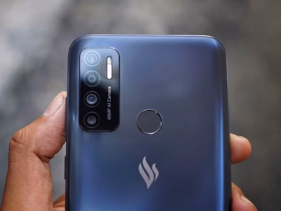 Máy có cảm biến vân tay ở mặt lưng, thay vì tích hợp vào màn hình giống như thế hệ Live đầu tiên. Thiết kế camera trước đục lỗ giúp cho viền phía trên của máy mỏng hơn nếu so với phiên bản Live, dù rằng cạnh dưới vẫn còn hơi dày.