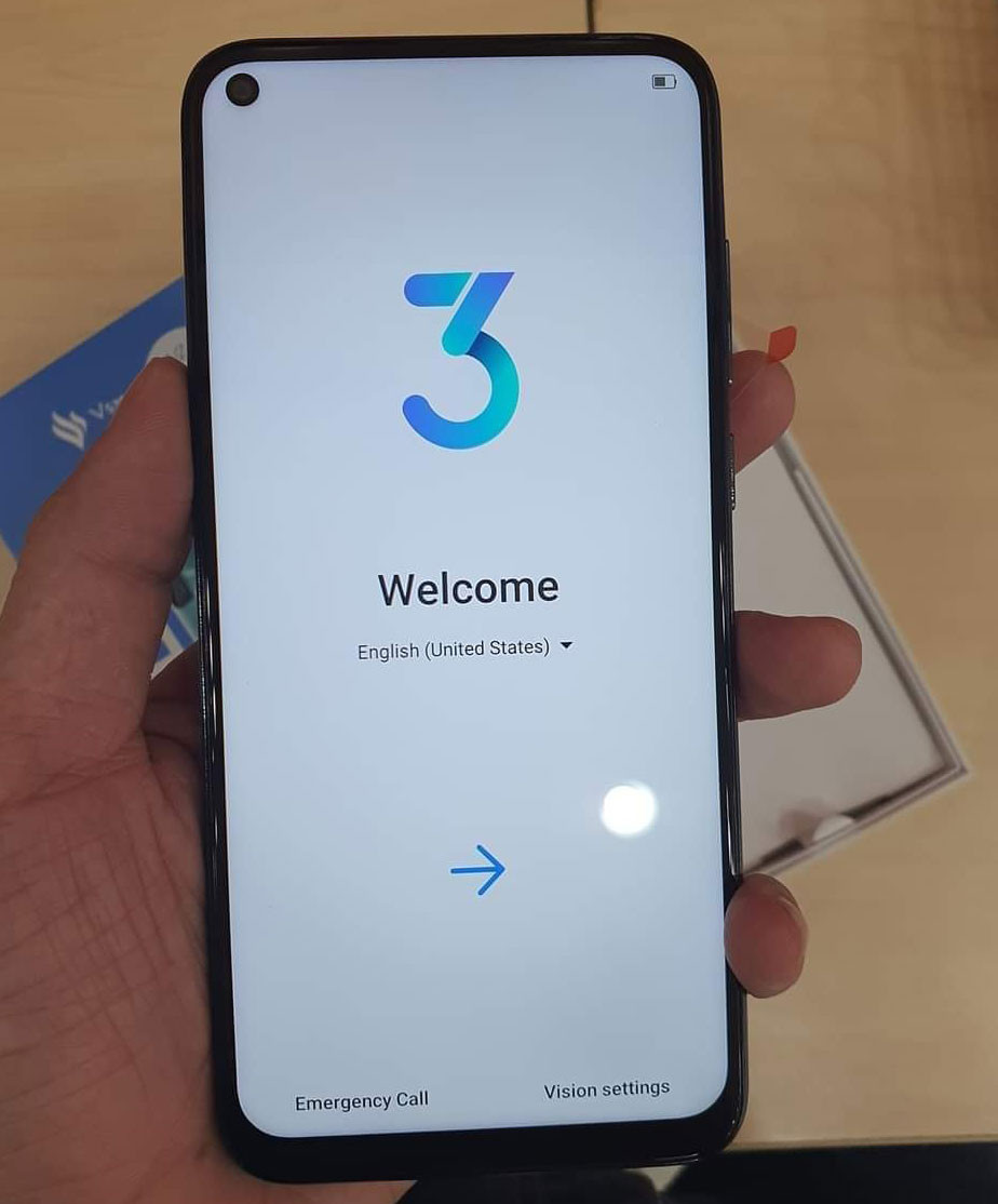 Thiết bị đi kèm với 3 biến thể màu sắc cho người dùng lựa chọn, bao gồm Đen lam ngọc, Trắng tinh thạch và Xanh lục bảo.