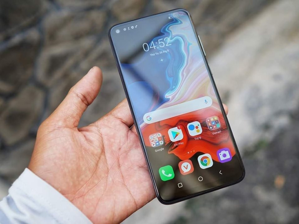 Theo đó, có thể thấy Vsmart Live 4 sử dụng thiết kế màn hình đục lỗ, với ''nốt ruồi'' nằm ở góc phía trên bên trái chứa camera selfie. Màn hình 6.55 inch, độ phân giải Full HD+ (2340 x 1080 pixel) và là màn hình LCD thay vì AMOLED.
