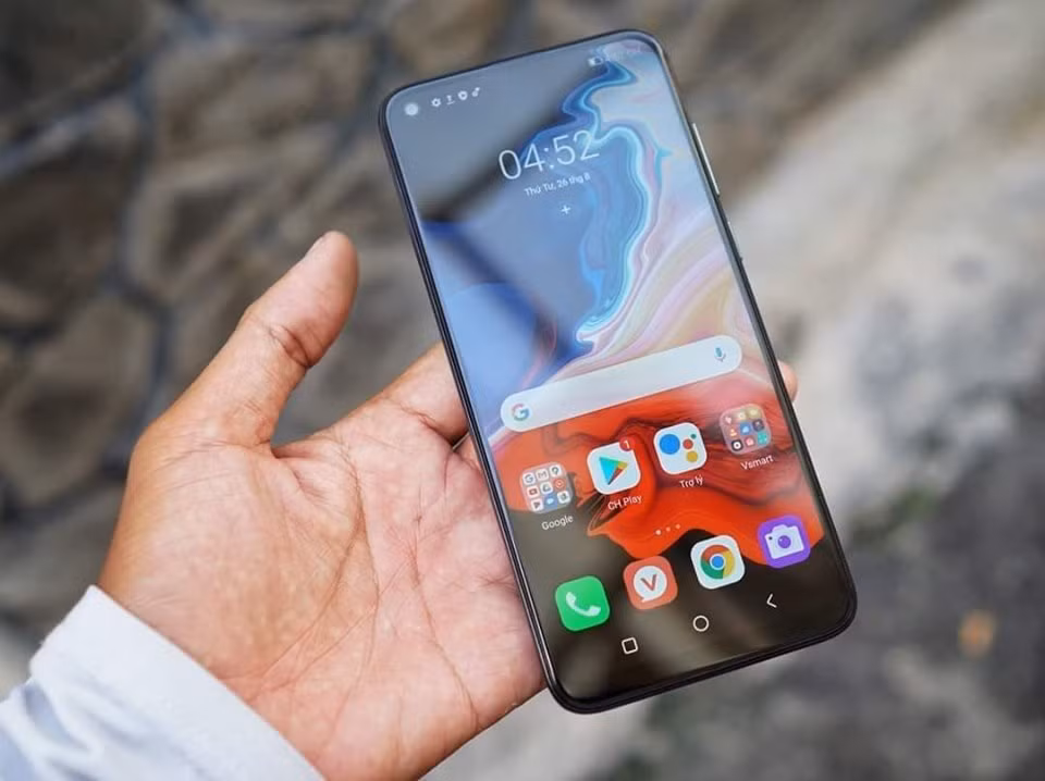 Theo đó, có thể thấy Vsmart Live 4 sử dụng thiết kế màn hình đục lỗ, với ''nốt ruồi'' nằm ở góc phía trên bên trái chứa camera selfie. Màn hình 6.55 inch, độ phân giải Full HD+ (2340 x 1080 pixel) và là màn hình LCD thay vì AMOLED.