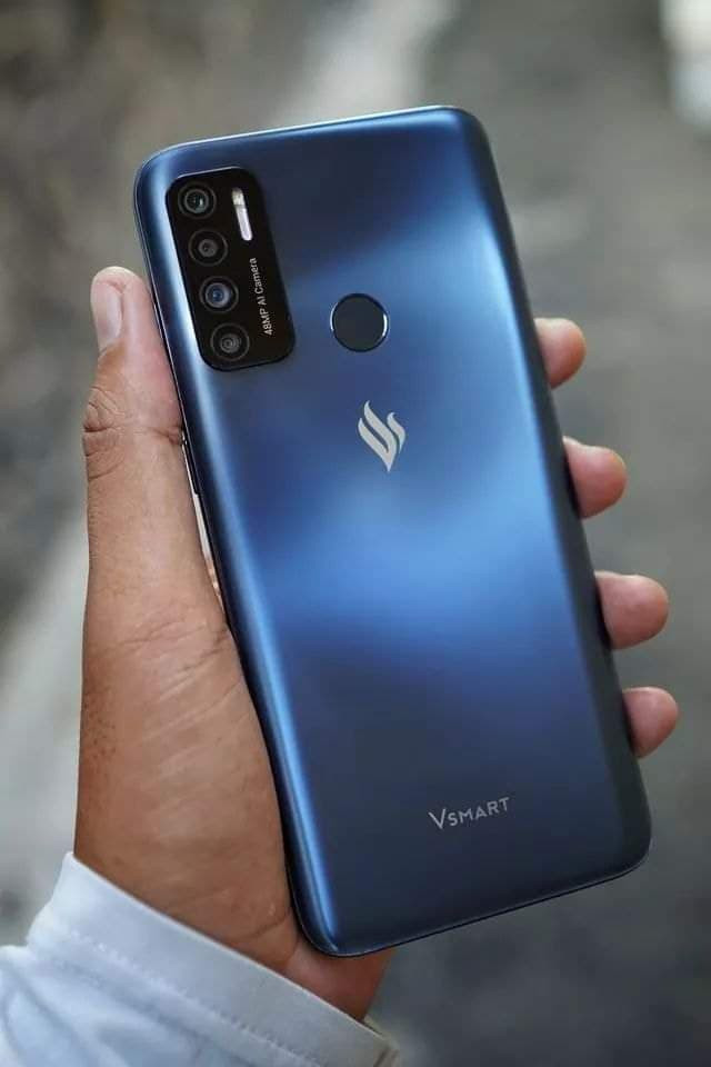 Điều đặc biệt nằm ở cụm camera siêu to khổng lồ của Vsmart Live 4. Hệ thống 4 camera xếp dọc được đặt trong mô-đun hình chữ nhật khá lớn, nằm ở góc phía trên bên trái của mặt lưng.