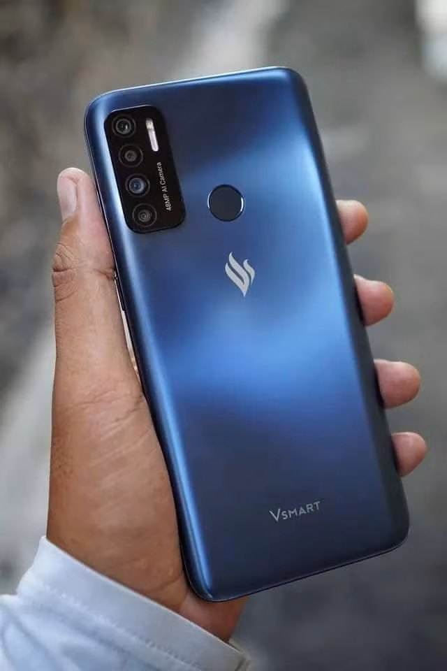 Điều đặc biệt nằm ở cụm camera siêu to khổng lồ của Vsmart Live 4. Hệ thống 4 camera xếp dọc được đặt trong mô-đun hình chữ nhật khá lớn, nằm ở góc phía trên bên trái của mặt lưng.