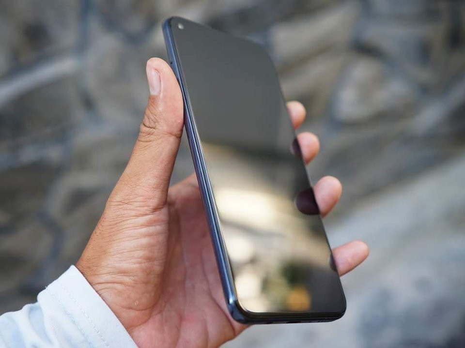 Máy có viền màn hình được làm khá mỏng, không chỉ ở cạnh trên, hai cạnh bên mà còn cả phần ''cằm'' ở phía dưới. Mặt lưng màu xanh dương chất liệu nhựa, nhưng phủ thêm lớp nhám, thay đổi hiệu ứng ánh sáng khi đổi góc nhìn