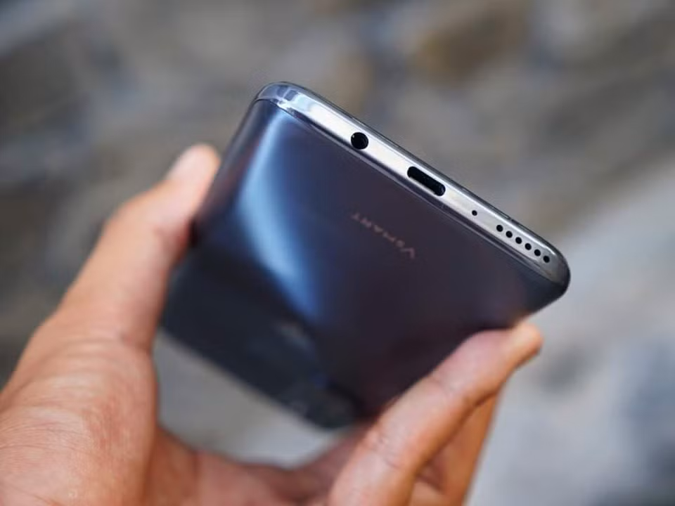 Máy vẫn được giữ lại jack cắm tai nghe 3.5mm, đi kèm viên pin dung lượng 5000mAh, hỗ trợ công nghệ sạc nhanh QC 3.0 với công suất tối đa 18W.