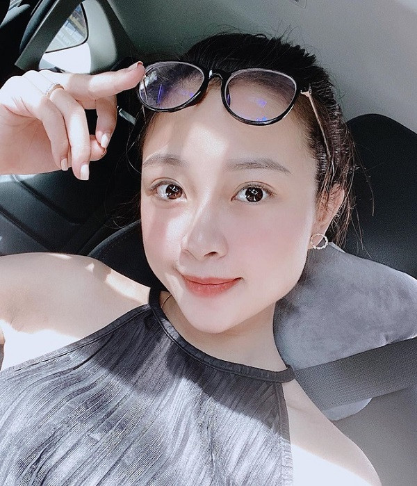 Nhan sắc bà bầu sinh năm 1998 được nhiều dân mạng nhận xét không khác nhiều so với thời con gái. Trên mạng xã hội, cô thường xuyên khoe ảnh được chồng quan tâm, chăm sóc trước ngày sinh. Ảnh: Instagram NV.