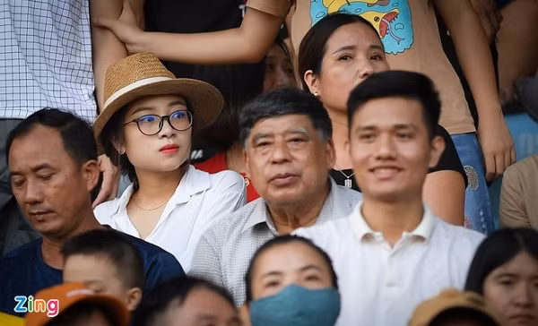 Dù đang ở những tháng cuối thai kỳ, Nhật Linh - vợ Phan Văn Đức - vẫn đến sân cổ vũ chồng trong trận SLNA gặp Viettel trên sân Vinh ngày 18/7. Ảnh: Việt Hùng.