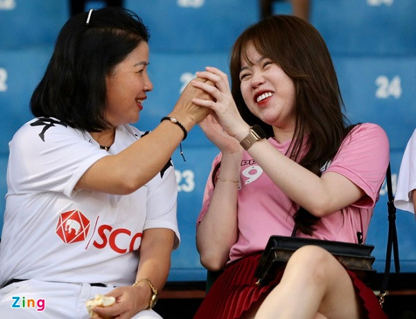 Cũng trong trận đấu ngày 24/7, Huỳnh Anh có mặt trên sân Thống Nhất để cổ vũ Quang Hải. Cô ngồi cạnh bố mẹ bạn trai, có nhiều khoảnh khắc vui vẻ, thân thiết với bà Cúc. Trước đó, 3 người cùng đáp chuyến bay vào TP.HCM, Huỳnh Anh thường khoe ảnh chụp chung thân thiết tại trang cá nhân. Ảnh: Duy Anh.