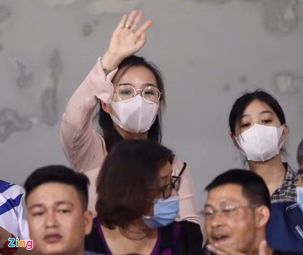 Ngày 24/7 diễn ra trận đối đầu giữa CLB Hà Nội và CLB TP.HCM trên sân Thống Nhất. Viên Minh - vợ sắp cưới Công Phượng - tới sân để cổ vũ anh. Cô đeo khẩu trang, ngồi lặng lẽ ở một góc khán đài tránh ống kính phóng viên. Trước đó, sau lễ đính hôn, Viên Minh cũng có mặt trên khán đài cổ vũ chồng sắp cưới khi CLB TP.HCM gặp Viettel tại vòng 5 V.League 2020. Ảnh: Duy Anh.