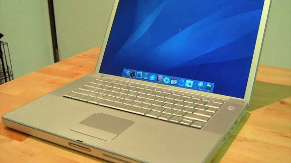 PowerBook G4 là dòng sản phẩm khá thành công của Apple với 5 năm liên tục có mặt trên thị trường. Thiết bị này sở hữu vỏ xám titan lịch lãm, màn hình 15 inch sáng đẹp và bàn phím đen bóng bảy của phím piano.