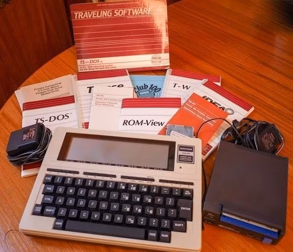 Nhìn mẫu thiết bị này, bạn có liên tưởng đến máy tính toán học thay vì một chiếc laptop? TS-80 Model 100 có kiểu dáng một máy tính bảng với màn hình đơn sắc trải rộng nhưng hẹp về chiều dài và chỉ cho phép hiển thị 8 dòng text, nhưng được các nhà báo rất ưa chuộng.