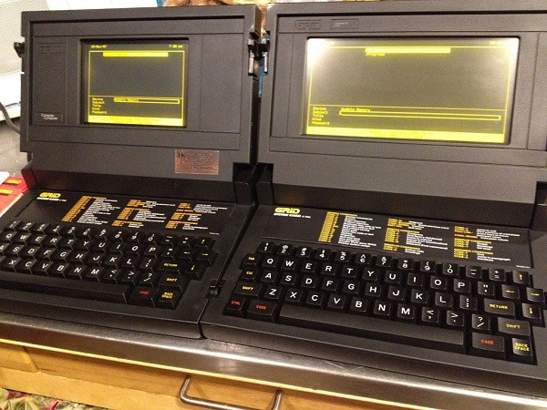 Sự xuất hiện của mẫu laptop thực thụ đầu tiên trên thế giới với tên gọi Compass (giá 8.100 USD) đã thay đổi suy nghĩ của nhiều người thời đó về chiếc máy tính có thể xách tay. Thay vì ngoại hình ''siêu to khổng lồ'', nó chỉ nặng hơn 4kg, dáng gập và màn hình phẳng mỏng - rất gần với thiết kế truyền thống của laptop ngày nay.