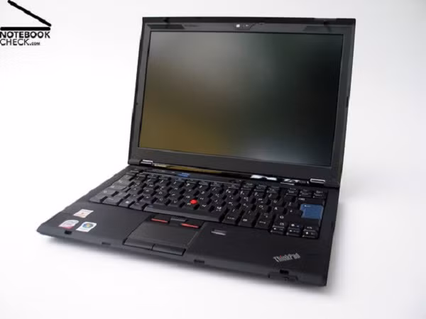 Cũng trong năm ấy, các kỹ sư của Lenovo đã cố gắng tích hợp vào X300 tất cả những công nghệ thời thượng cần phải. Nó đã trở thành một laptop có hình khối khá mảnh mai dày chưa đầy 1 inch và nặng chỉ 1,4 kg.
