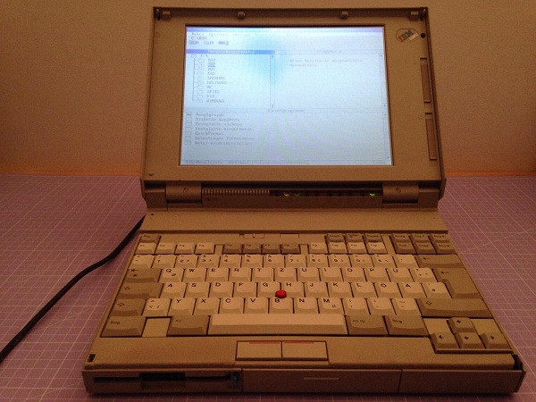 ThinkPad 700C (22/10/1992) là laptop đầu tiên được trang bị màn hình màu ma trận động với nút di chuột độc quyền Trackpoint. Thật đặc biệt, thiết kế này giờ đã trở thành truyền thống của laptop IBM và vẫn hiện hữu trên các laptop đời ''con cháu'' của nó trong suốt hàng chục năm qua.