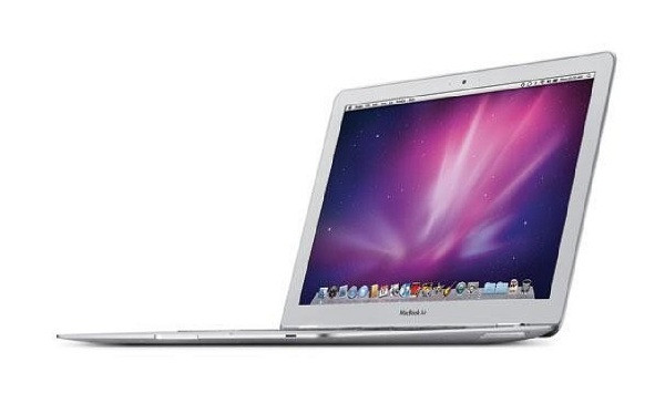 Đến năm 2008, MacBookAir từng là một trong những laptop mỏng nhất thời điểm đó với chiều dày từ 4 mm đến 19 mm. Bắt đầu từ dòng thiết bị này, Táo khuyết đã quyết định từ bỏ chip của IBM và chuyển sang dùng chip của Intel.