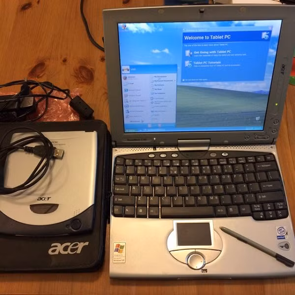 C100 (4.499 USD) được coi là sản phẩm đánh dấu bước ngoặt trong thiết kế laptop bởi đây là một laptop ''lai'' máy tính bảng, bao gồm một màn hình có thể xoay lật kiểu cảm ứng.