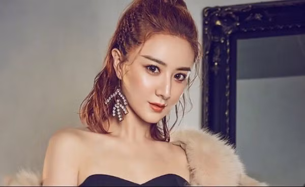 Cận cảnh nhan sắc xinh đẹp của nữ hoàng livestream Huang Wei - Viya.