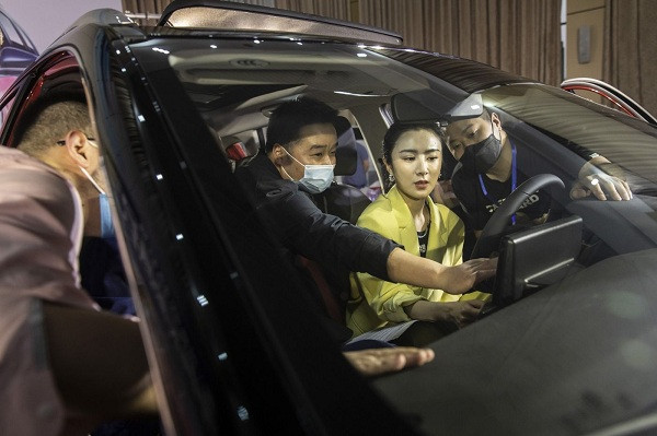 Viya xuất hiện tại một sự kiện bán xe hơi tại Vũ Hán ngày 30/4/2020.