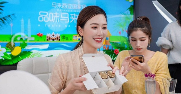 Trả lời phỏng vấn Bloomberg, Viya cho biết: ''Tham vọng của tôi là bán mọi thứ người hâm mộ của mình có thể cần: Chuông cửa, thảm, bàn chải đánh răng, nội thất, đệm, mọi thứ''.