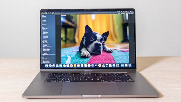 Thêm một cái tên nữa của Apple lọt vào top 10 laptop tốt nhất năm 2020 của Digital Trends là Apple MacBook Pro 16. Theo chuyên trang công nghệ, chiếc Macbook này có khả năng chỉnh sửa ảnh khiến nhiều laptop cùng thời phải ''dè chừng''.