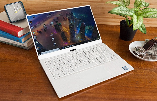 Dell XPS 13 đứng dầu danh sách laptop tốt nhất 2020 của Digital Trends. Thay đổi lớn nhất trên XPS 13 (2020) so với các phiên bản trước là phần màn hình, chuyển sang dùng màn hình tỉ lệ 16:10 với kích thước 13.4'' gần như tràn viền.