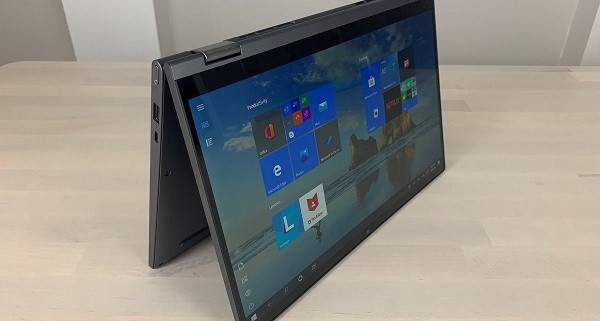 Tương tự như thiết kế HP Elite Dragonfly, chiếc Lenovo Yoga C640 cũng mang thiết kế 2 trong 1 tiện lợi nhưng lợi thế là giá thành vừa túi tiền. Đây là mẫu laptop ultrabook cao cấp trên thị trường trang bị CPU thế hệ thứ 10 mạnh mẽ cho hiệu suất xử lý đáng kinh ngạc vượt xa tầm tiền của nó.