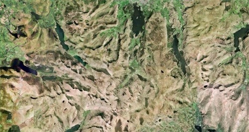 Quận Lake, Cumbria là một trong những khu vực nổi bật nhất của nước Anh về vẻ đẹp hoang sơ, bằng chứng là địa hình nhiều núi đá và cây xanh trong ảnh này.