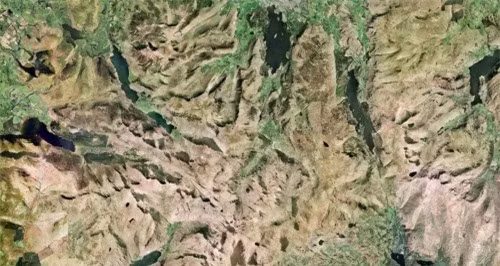 Quận Lake, Cumbria là một trong những khu vực nổi bật nhất của nước Anh về vẻ đẹp hoang sơ, bằng chứng là địa hình nhiều núi đá và cây xanh trong ảnh này.