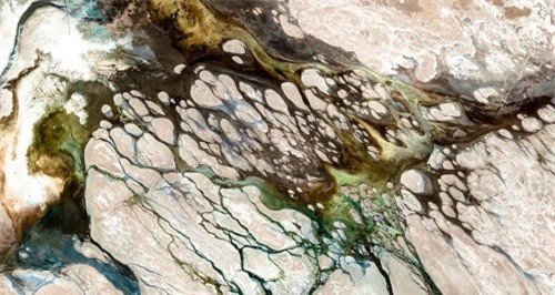 Dãy Andes, dãy núi lục địa dài nhất trên thế giới, đoạn chạy qua Argentina nhìn như những mảng màu loang lổ.